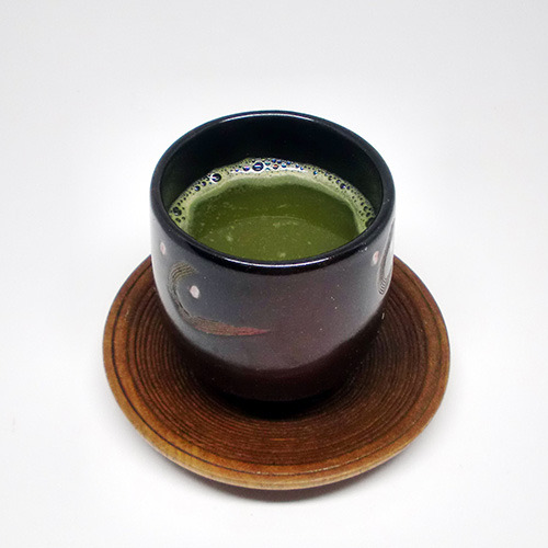 SPドリンク　ヒナ（緑茶）￥500＋税　(C)018 大武政夫・KADOKAWA刊／ヒナまつり製作委員会