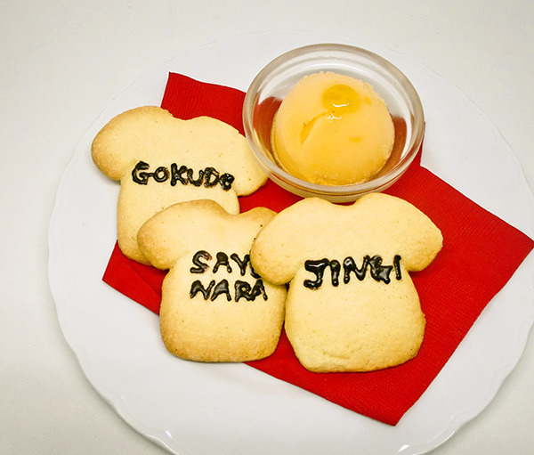 ヒナのTシャツクッキー＆イクラソルベセット　￥600＋税　(C)018 大武政夫・KADOKAWA刊／ヒナまつり製作委員会