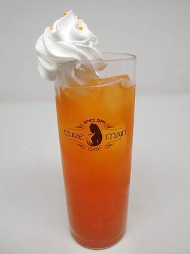 ドリンク　ヒナ　￥500＋税　(C)018 大武政夫・KADOKAWA刊／ヒナまつり製作委員会