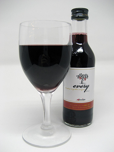 ドリンク　新田義史[アルコール]　￥893＋税　(C)018 大武政夫・KADOKAWA刊／ヒナまつり製作委員会