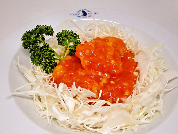 エビのチリチリしたやつ　￥900＋税　(C)018 大武政夫・KADOKAWA刊／ヒナまつり製作委員会