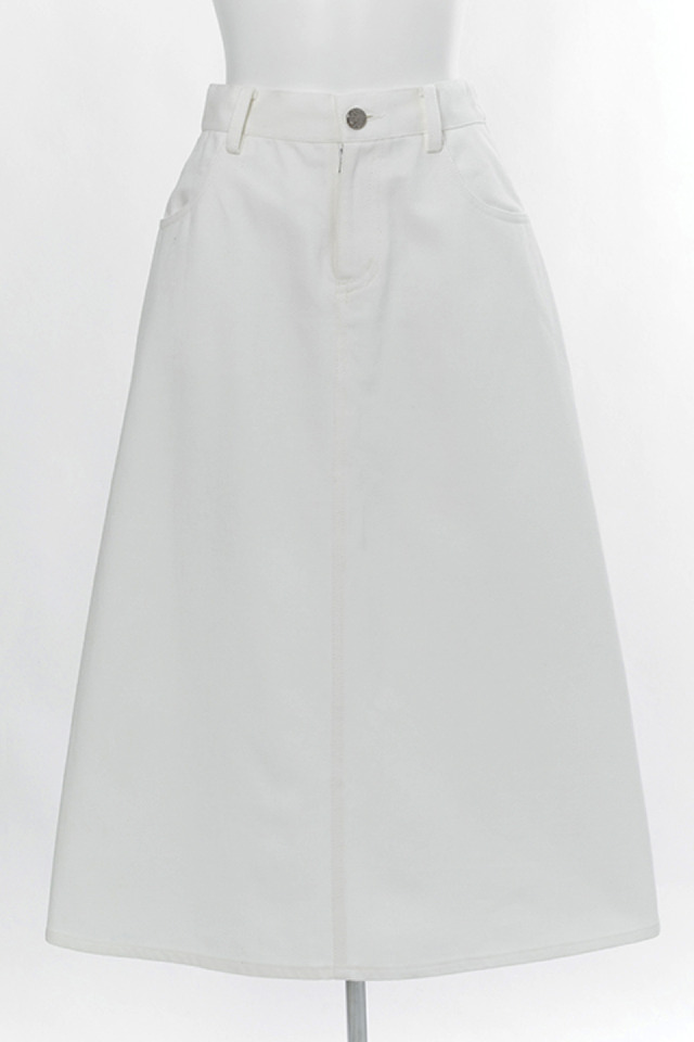 普賢真人  モデル  カットソー・スカート／各9,800円(税別) (C) 安能務・藤崎竜／集英社・「覇穹 封神演義」製作委員会