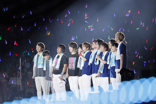 （左から 立花慎之介、保志総一朗、佐藤拓也、羽多野渉、斉藤壮馬、小野賢章、増田俊樹、白井悠介、代永翼、KENN、阿部敦、江口拓也）（C）BNOI/アイナナ製作委員会