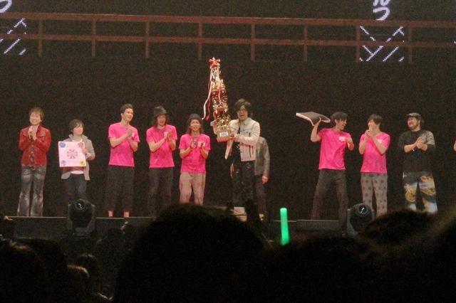 トロフィーを受け取る森川さん