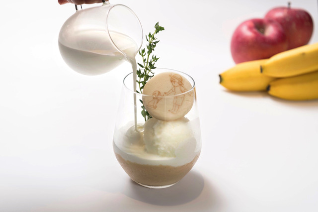 「未来のミライカフェ」くんちゃんのじぶんでまぜたいバナナミルクセーキ 890円(C)2006 TK/FP (C)2009 SW F.P. (C)2012 W.C.F.P (C)2015 B.B.F.P(C)2018 CHIZU