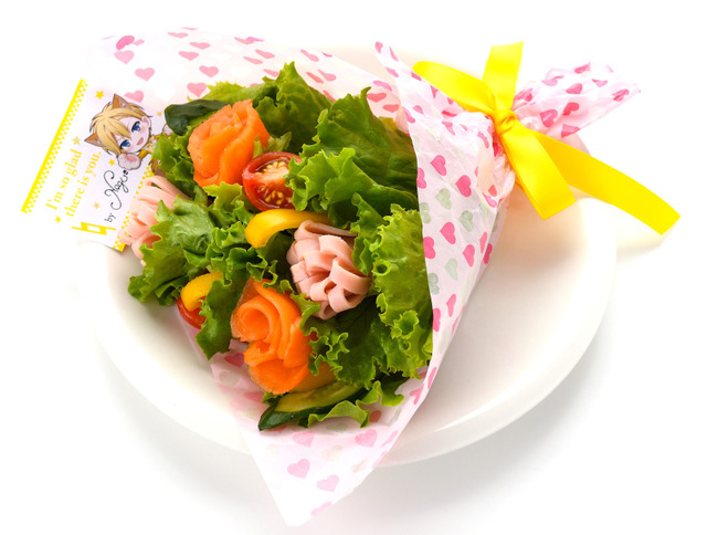 「親愛なるワタシの女神たちへ、愛をこめて。」ナギのサーモンとハムの花束サラダ / 価格:1,150 円（税込） (C)アイドリッシュセブン (C)2018 BANDAI NAMCO Amusement Inc.