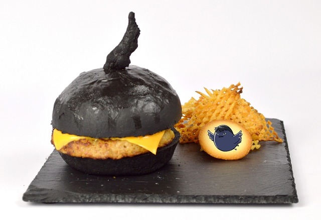 走れ 走れ 跳べ 跳べ これを食べたければ!!! 烏野バーガー (1,080円) (C)古舘春一／集英社・「ハイキュー!! 3rd」製作委員会・MBS