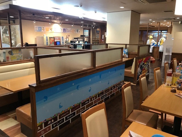 「ココス×Free!-Dive to the Future-最高の夏をキミに！キャンペーン」店内(C)おおじこうじ・京都アニメーション／岩鳶町後援会