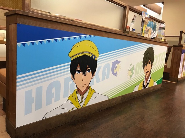 「ココス×Free!-Dive to the Future-最高の夏をキミに！キャンペーン」椅子裏壁面パネル(C)おおじこうじ・京都アニメーション／岩鳶町後援会