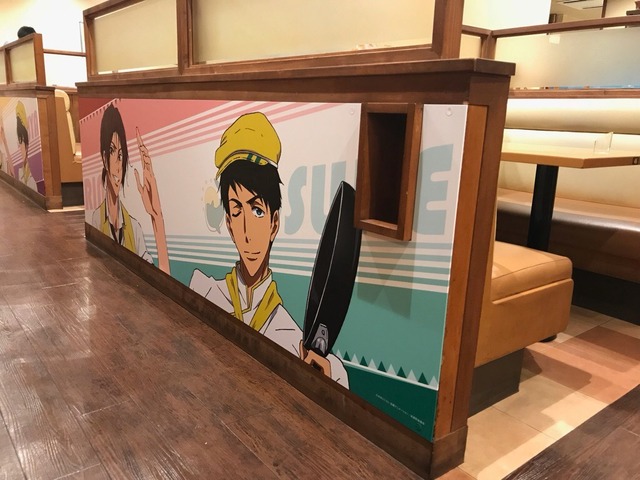 「ココス×Free!-Dive to the Future-最高の夏をキミに！キャンペーン」椅子裏壁面パネル(C)おおじこうじ・京都アニメーション／岩鳶町後援会