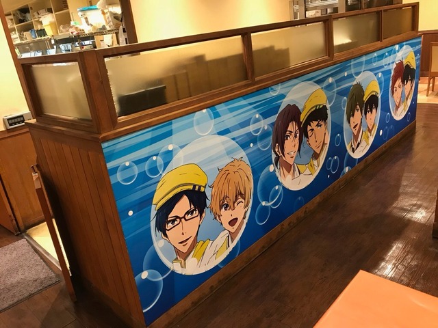 「ココス×Free!-Dive to the Future-最高の夏をキミに！キャンペーン」椅子裏壁面パネル(C)おおじこうじ・京都アニメーション／岩鳶町後援会