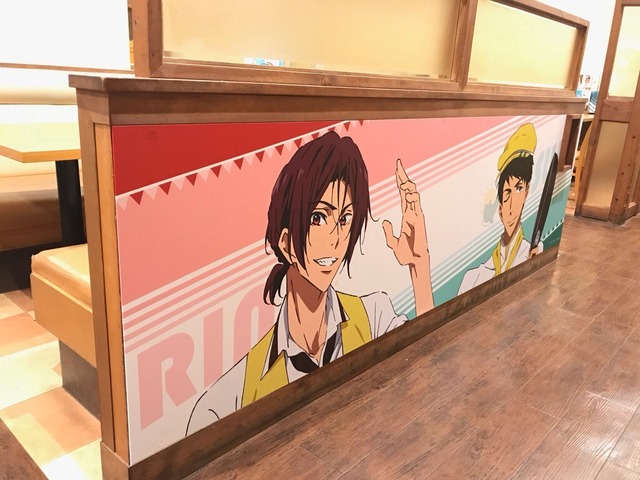 「ココス×Free!-Dive to the Future-最高の夏をキミに！キャンペーン」椅子裏壁面パネル(C)おおじこうじ・京都アニメーション／岩鳶町後援会