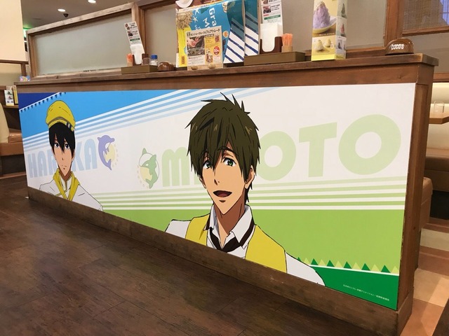 「ココス×Free!-Dive to the Future-最高の夏をキミに！キャンペーン」椅子裏壁面パネル(C)おおじこうじ・京都アニメーション／岩鳶町後援会