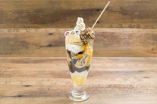 『セガコラボカフェ ラブライブ！サンシャイン!!』ラブライブ！サンシャイン!!パフェ(1年生) 1,000円(税込)(C)2013 プロジェクトラブライブ！(C)2017 プロジェクトラブライブ！サンシャイン!!  (C)Pokelabo,Inc. (C)SEGA