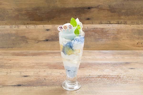 『セガコラボカフェ ラブライブ！サンシャイン!!』ラブライブ！サンシャイン!!パフェ(2年生)1,000円(税込)(C)2013 プロジェクトラブライブ！(C)2017 プロジェクトラブライブ！サンシャイン!!  (C)Pokelabo,Inc. (C)SEGA