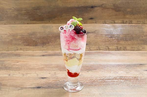 『セガコラボカフェ ラブライブ！サンシャイン!!』ラブライブ！サンシャイン!!パフェ(3年生) 1,000円(税込)(C)2013 プロジェクトラブライブ！(C)2017 プロジェクトラブライブ！サンシャイン!!  (C)Pokelabo,Inc. (C)SEGA