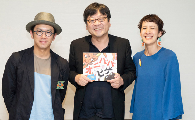 細田守監督（中）と、 tupera tupera（左・亀山達矢と右・中川敦子）