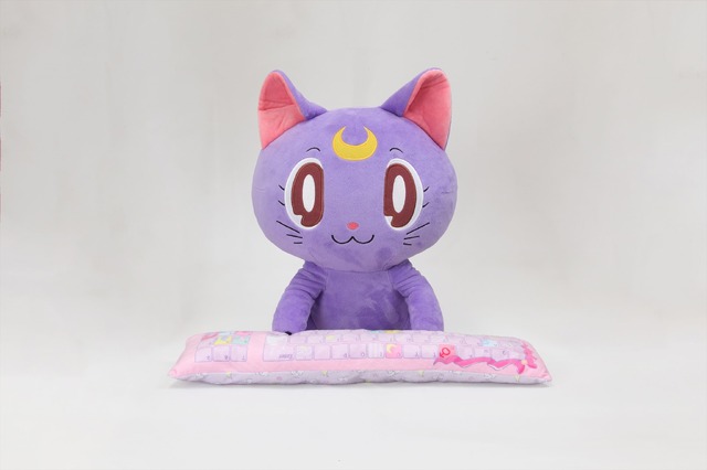 「美少女戦士セーラームーン PCクッション～ルナ～」5,616円（税込）(C) 武内直子・PNP・東映アニメーション(C) Naoko Takeuchi