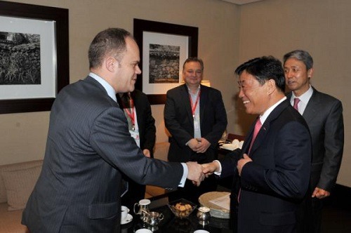 握手をする左の男性　在韓欧州連合代表部のヴァンサンギヨーム・プポー大使、中　CARTOON マルク・ヴァンドヴェヤール事務局長握手する右の男性　KOTRA　呉永鎬（オ・ヨンホ）社長　 (c) KOTRA