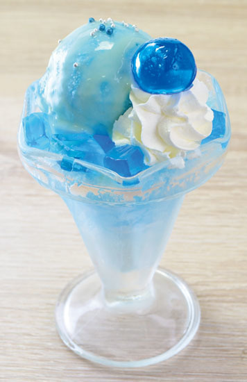 ブループラネットパフェ　750円（税込み）(Ｃ)POT（冨樫義博）1998年－2011年 (Ｃ)VAP・日本テレビ・マッドハウス