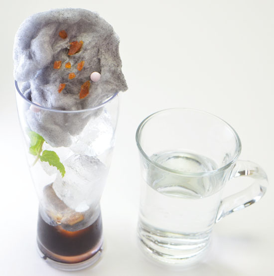 爆弾魔<ボマー>の解放ドリンク　600円（税込み）(Ｃ)POT（冨樫義博）1998年－2011年 (Ｃ)VAP・日本テレビ・マッドハウス