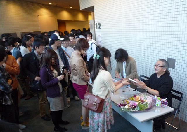 にこやかに、ファンと交流する植松氏