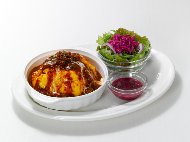 ハッシュドビーフオムライス&サラダ ～ブルーベリードレッシング～ 1,667円（税込1,800円） (C)ふじた・一迅社／「ヲタ恋」製作委員会