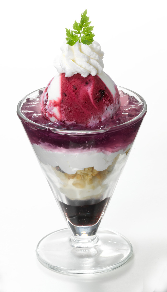 光のカシスアイスパフェ 741円（税込800円） (C)ふじた・一迅社／「ヲタ恋」製作委員会