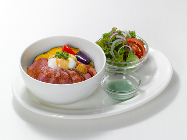 ステーキボウル&サラダ　～スピルリナ入りドレッシング～ 1,667円（税込1,800円） (C)ふじた・一迅社／「ヲタ恋」製作委員会