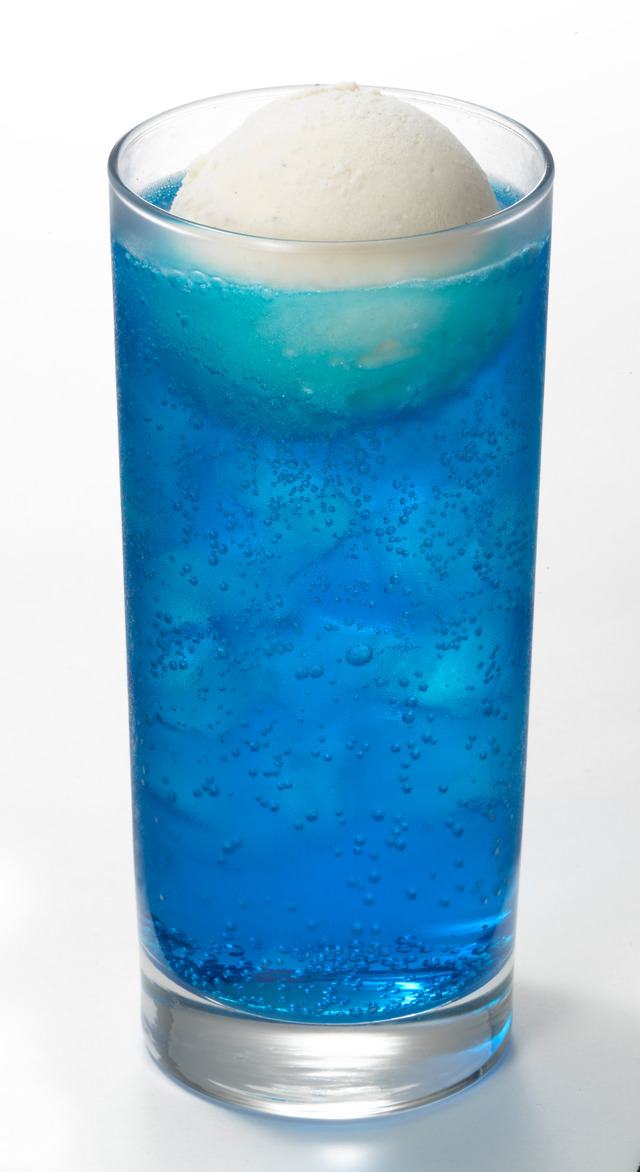 宏嵩のブルーライチソーダ 556円（税込600円）(C)ふじた・一迅社／「ヲタ恋」製作委員会