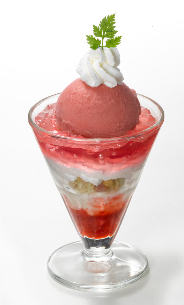 成海のいちごソルベパフェ 741円（税込800円） (C)ふじた・一迅社／「ヲタ恋」製作委員会