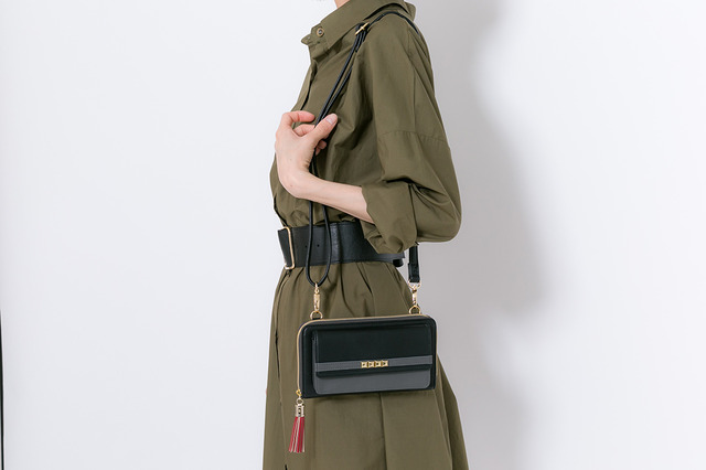 お財布ショルダー（MaM モデル）10,800円（税別）(C)2014 Happy Elements K.K