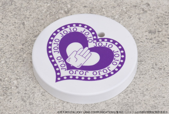 「GOODSMILE ONLINE SHOP」「MEDICOS ONLINE SHOP」特典「特製丸台座」(C)荒木飛呂彦&LUCKY LAND COMMUNICATIONS/集英社・ジョジョの奇妙な冒険SC製作委員会