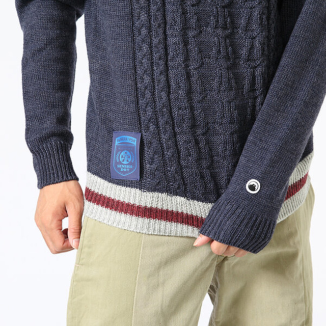 「大洗女子学園 モデル」ニット：13,800円(税別) (C)GIRLS und PANZER Finale Projekt