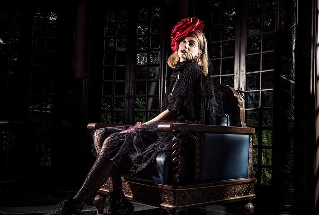 モデル着用貸出グッズ：ヘッドアクセサリー、ボレロ