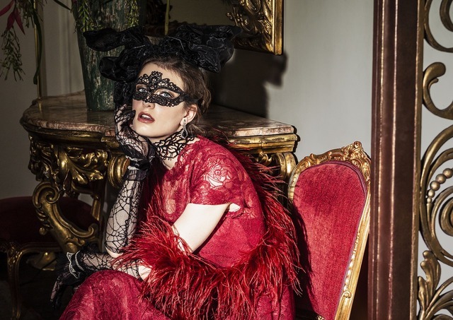 モデル着用貸出グッズ：ボレロ（ファー）、グローブ