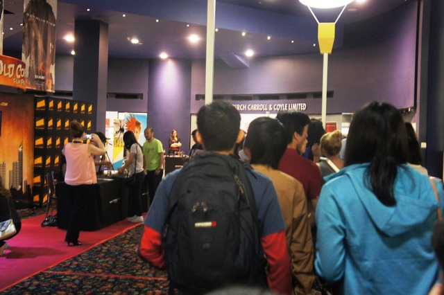 同日、行われたサイン会も長蛇の列