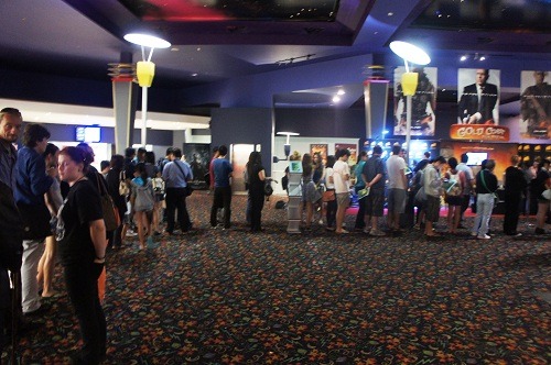 サインを待つ長い列。