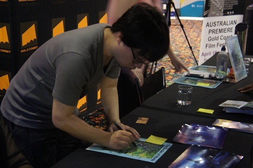 ひとつひとつ丁寧にサインする監督。