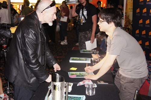 若者だけでなく、広いファンが訪れた。