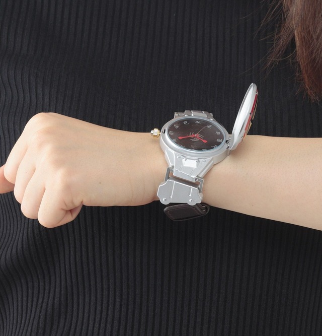 「仮面ライダー響鬼 音撃鼓装備帯 変身！腕時計【Live Action Watch】」21,600 円（税込）(C)石森プロ・東映