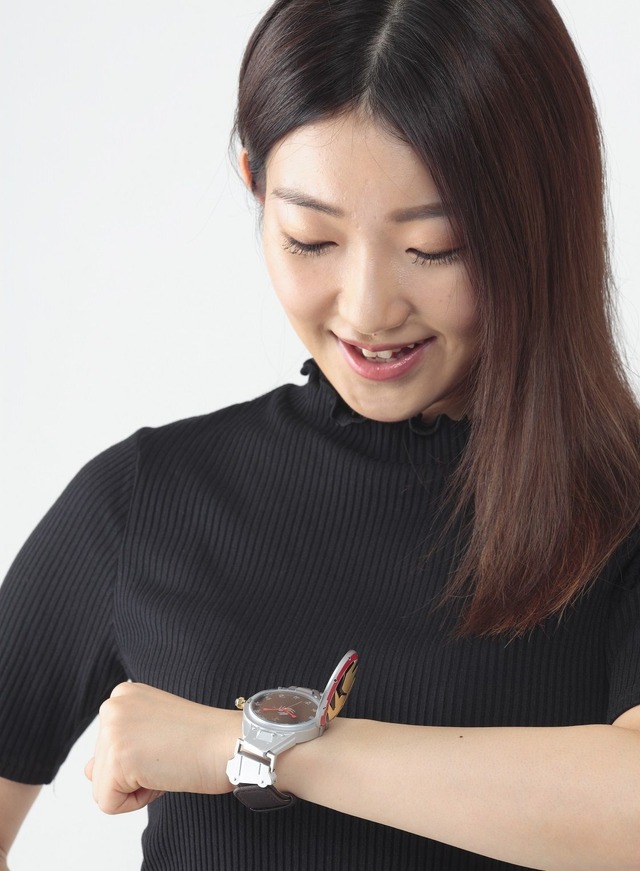 「仮面ライダー響鬼 音撃鼓装備帯 変身！腕時計【Live Action Watch】」21,600 円（税込）(C)石森プロ・東映