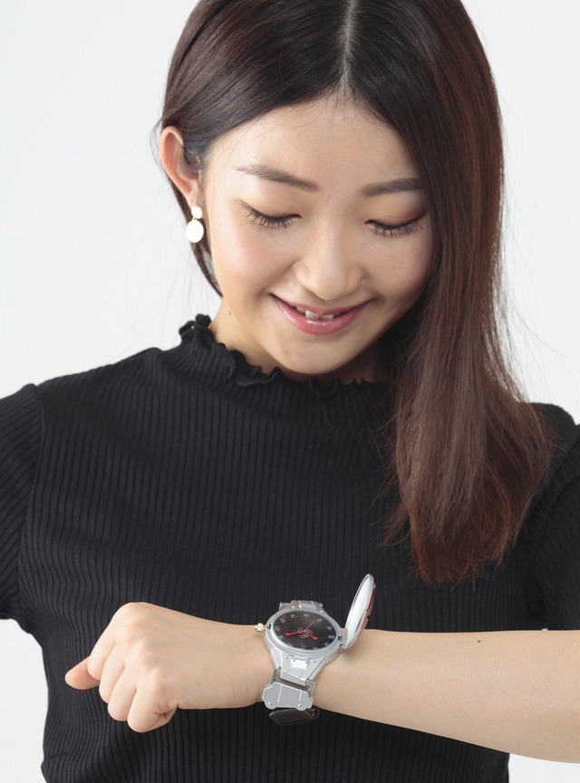 「仮面ライダー響鬼 音撃鼓装備帯 変身！腕時計【Live Action Watch】」21,600 円（税込）(C)石森プロ・東映