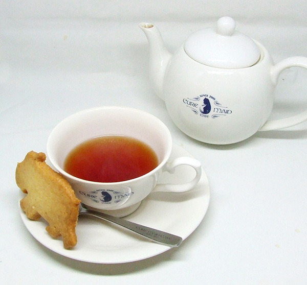 アッサムティー＆カバ型クッキー ￥500＋税（Set Drink 不可）(C)2018 川崎直孝／ＫＡＤＯＫＡＷＡ／ちおちゃんの製作委員会