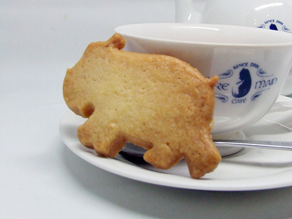 アッサムティー＆カバ型クッキー ￥500＋税（Set Drink 不可）(C)2018 川崎直孝／ＫＡＤＯＫＡＷＡ／ちおちゃんの製作委員会