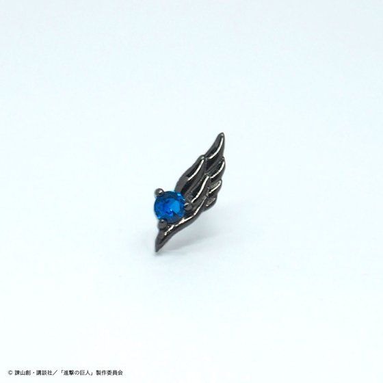 進撃の巨人×MATERIAL CROWN シルバーピアス／イヤリング　リヴァイモデル　8,100円(税込)(送料・手数料別途)(C)諫山創・講談社／「進撃の巨人」製作委員会