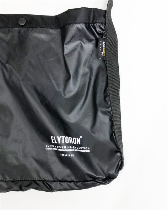 「公開まで待てない！『ANEMONE／交響詩篇エウレカセブン ハイエボリューション』コラボレーションキャンペーン」UNGREEPERコラボレーションサコッシュ￥4,600(C)2018 BONES/Project EUREKA MOVIE