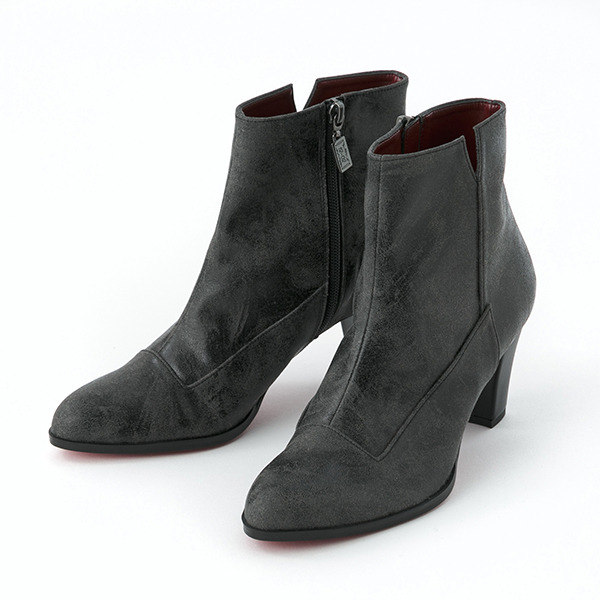 赤井秀一モデル　シューズ　19800円（税抜）（C)青山剛昌／小学館・読売テレビ・TMS 1996