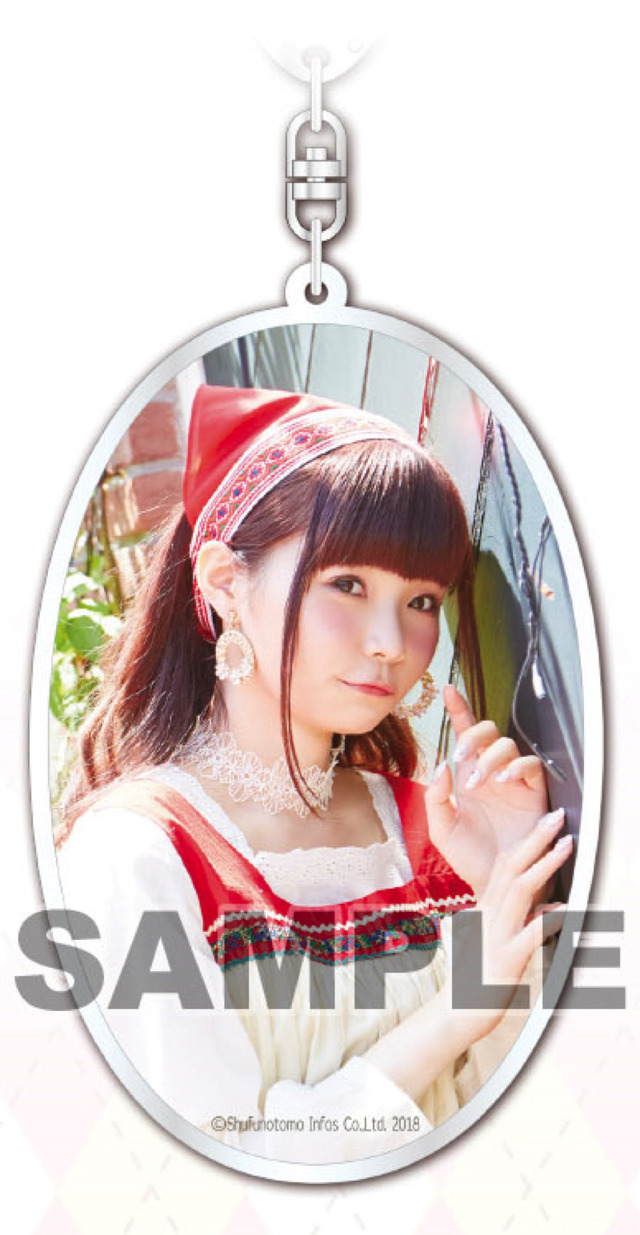 「諏訪ななか1st写真集 7ct -Nanacarat-」ゲーマーズ限定版3,800円（税別）(C)Shufunotomo Infos Co.,Ltd. 2018