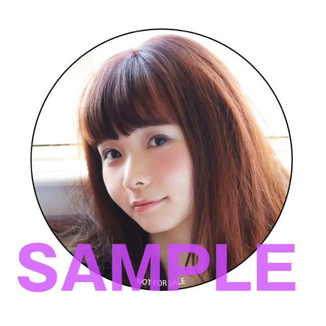 「諏訪ななか1st写真集 7ct -Nanacarat-」3,200円（税別）アニメイト：缶バッジ(C)Shufunotomo Infos Co.,Ltd. 2018